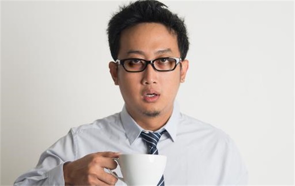 鸡蛋银戒指转眼竟有奇特效果，常年黑眼圈如何去除