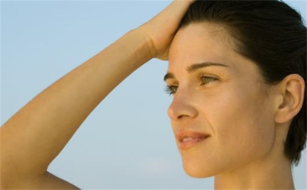 祛除鱼尾纹小妙招，鱼尾纹形成的原因