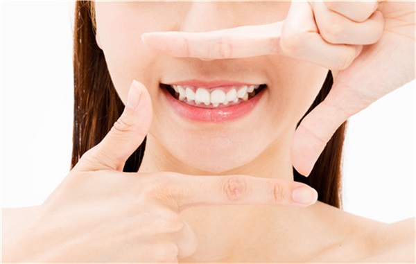 嘴唇起皮如何护理，冬天一来嘴巴就起皮是咋回事