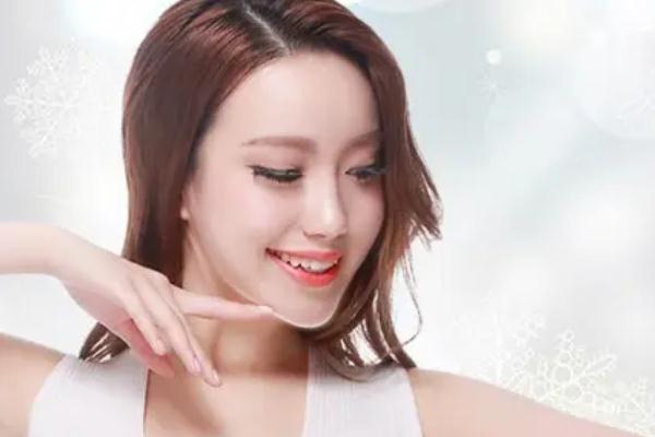 玻尿酸填充下巴有淤青如何快速消去，玻尿酸填充下巴有异物感多久消失