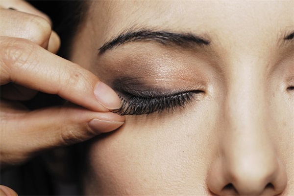 单眼皮怎么画眼线，，单眼皮画眼妆小技巧