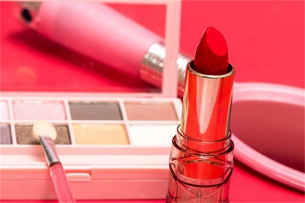 口红过期还能用吗，都有哪些危害详情介绍