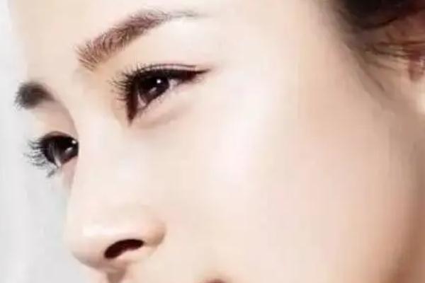 膨体隆鼻会透光吗，膨体隆鼻会移位吗