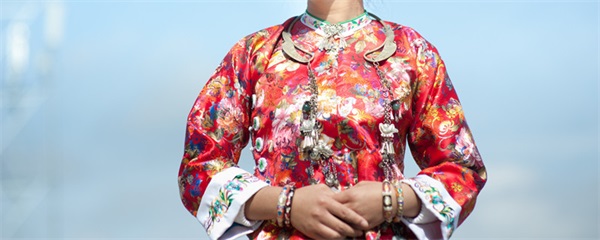 德昂族的服装特点简单概括，德昂族的服装特点