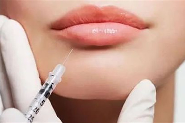 丰唇后有硬块正常吗，丰唇后怎么吃饭