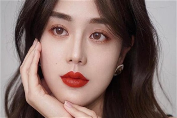 口红涂抹方法大全，3个小技巧让你远离卡纹起皮