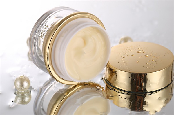 美白面霜和面部精华先用哪个