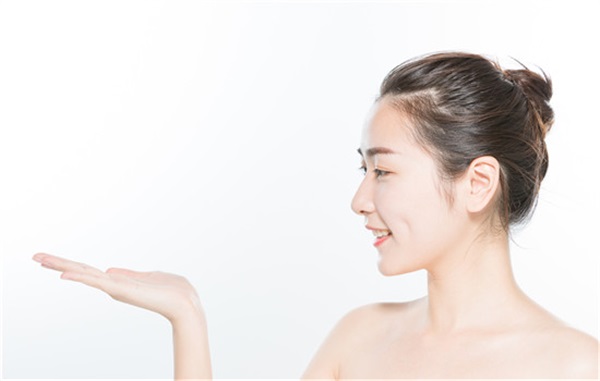 可能是毛囊口角化问题，腿上皮肤不光滑的原因