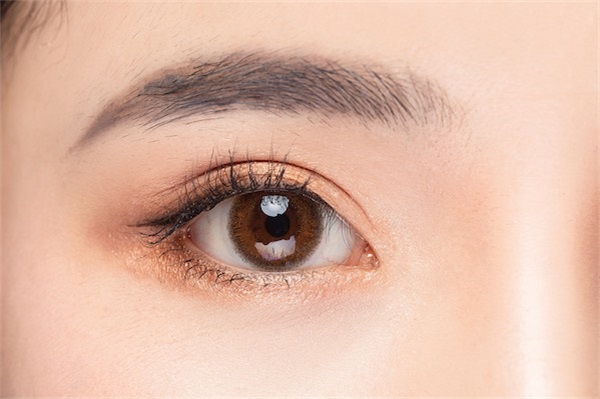 向心眼适不适合画裸妆