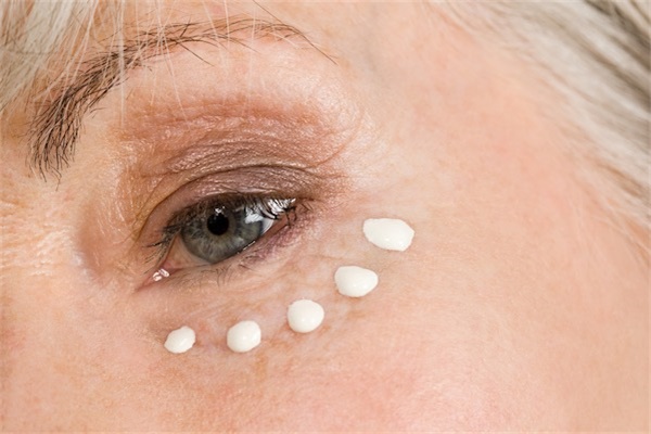 有皱纹可不可以用紧实眼霜