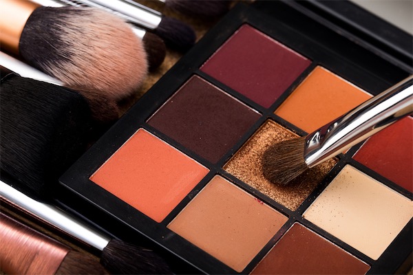 面颊能用眼影吗