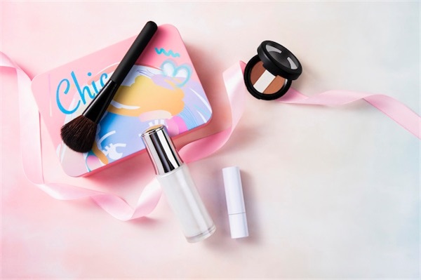 眼线膏和遮瑕霜先用哪个