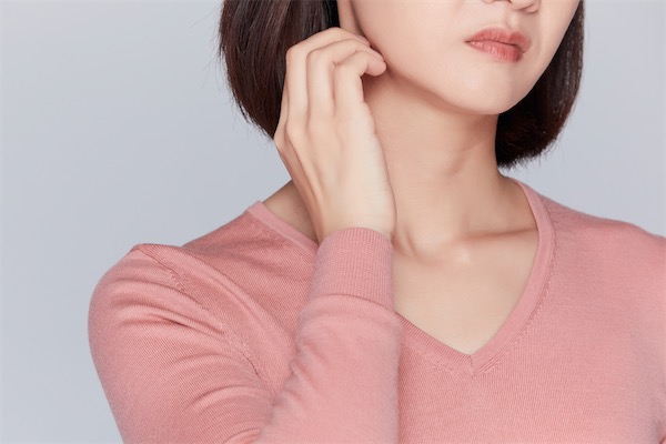 颈部可以用精华乳吗