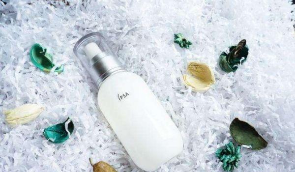 夏天油皮能不用乳液吗，油性皮肤夏天可以不用乳液吗