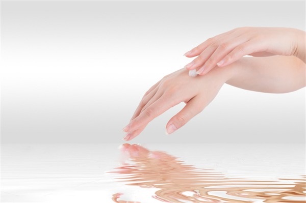 护手霜擦脸上没事吧