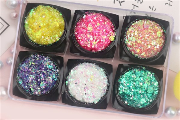 闪粉怎么涂在脸上