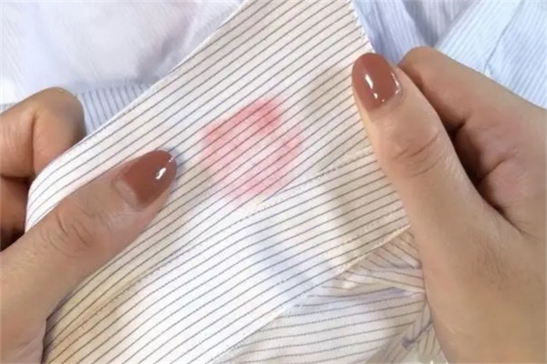 化妆品蹭到衣领怎么洗