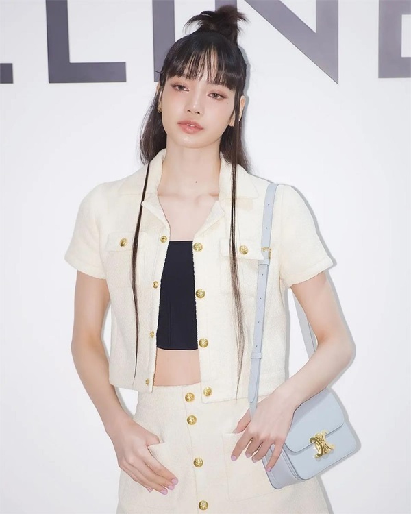 Celine「宝宝蓝包」BLACKPINK Lisa抢先秀！2023春夏包款推荐Top7，「Triomphe」甜酷女孩必收、「16」包粉嫩色可爱程度+100！