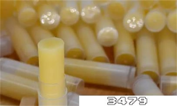 自制唇膏用什么材料做的，自制唇膏最简单的方法