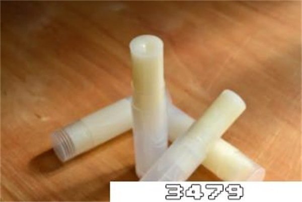 唇膏有异味还能用吗，唇膏保质期一般是多久