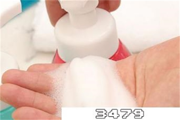 洗面奶怎么用手搓出泡泡来，用手搓出洗面奶泡沫的方法