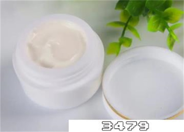 面霜不小心涂到嘴唇吃进去了一点苦正常吗