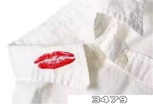 衣服上沾染了口红怎么办，口红弄到衣服上最快的清洁办法