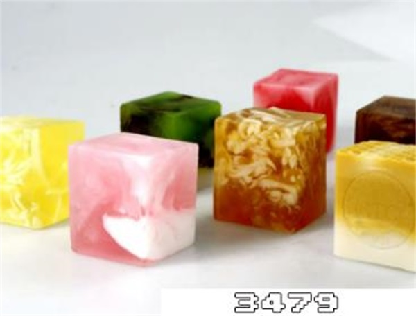 精油皂和洗面奶哪个洗脸好用一点，精油皂是干嘛用的