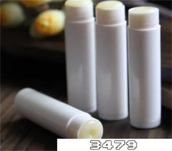 睡觉前涂润唇膏好吗，长期涂唇膏对嘴唇好吗