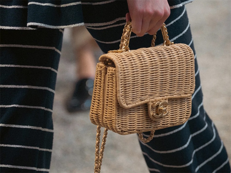 香奈儿官网包包2026早春系列手袋全解析：科莫湖边的夏日优雅