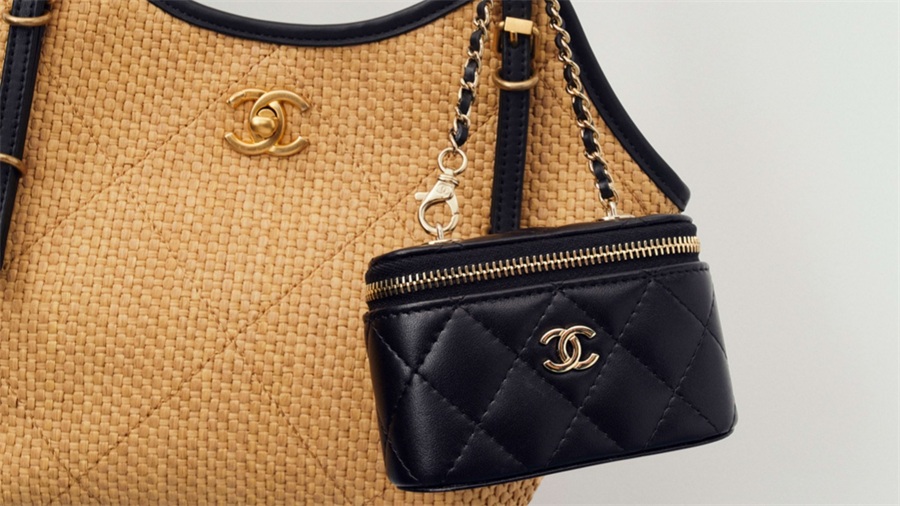 香奈儿包包官网2025/26早春度假系列趣味造型迷你包吊饰推荐