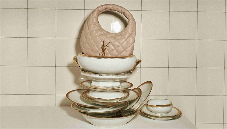 Saint Laurent 年末甄选系列「午夜之邀」上市：水果造型晚装包、Icarino月牙包、Gaby Vanity化妆包