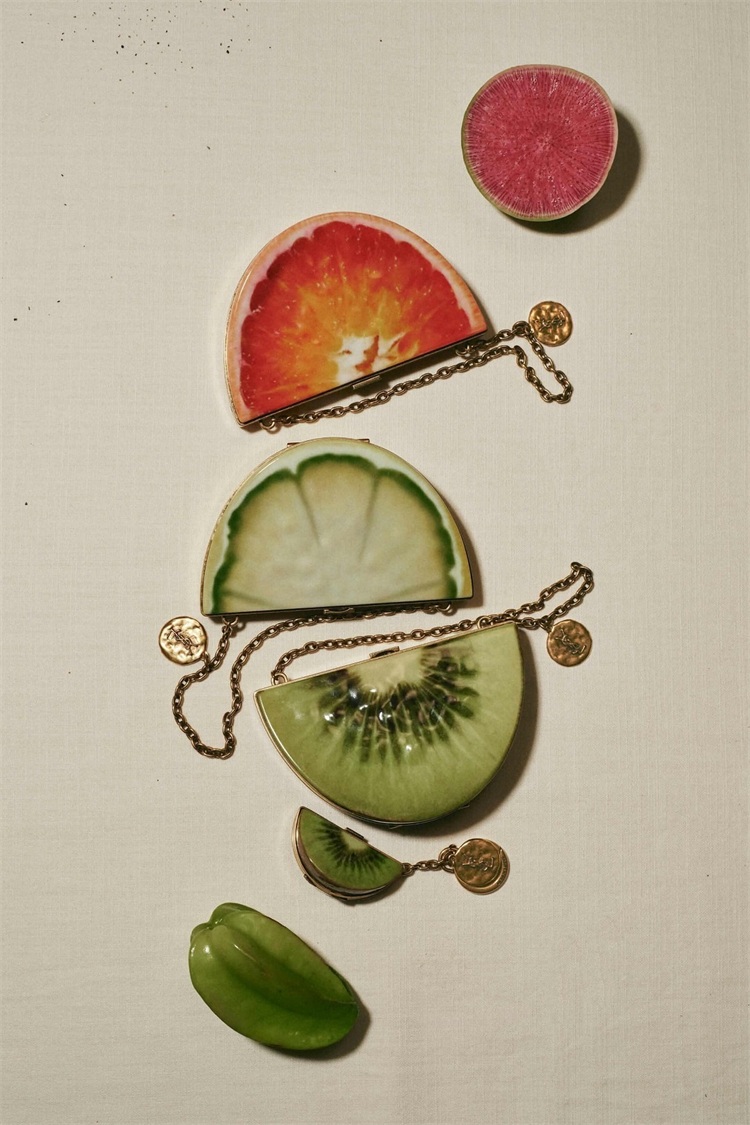 Saint Laurent 年末甄选系列「午夜之邀」上市:水果造型晚装包、Icarino月牙包、Gaby Vanity化妆包 Saint Laurent 年末甄选系列「午夜之邀」上市:水果造型晚装包、Icarino月牙包、Gaby Vanity化妆包