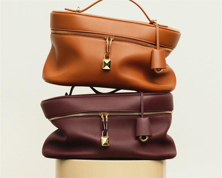 Loro Piana 全新手袋 Extra Softy 登场：极致柔软的“松弛感”美学