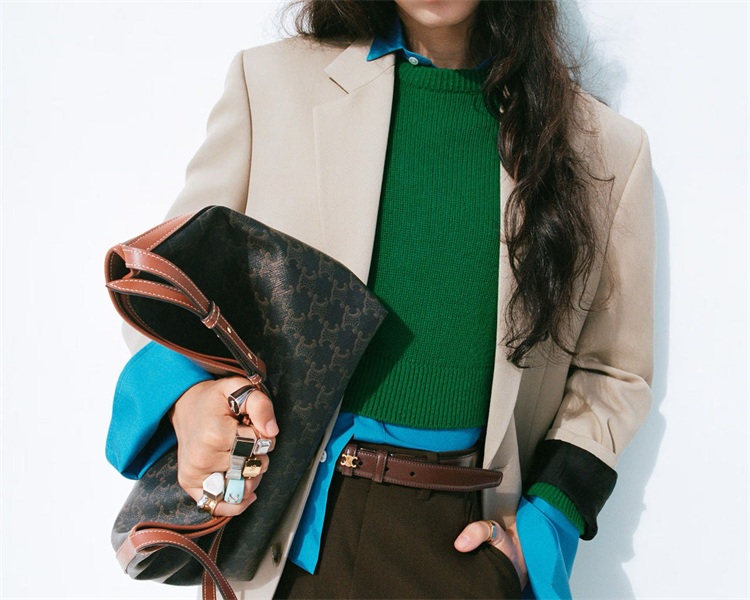 Celine 2026 春夏力作：Michael Rider 掌舵下的 Flat Shopper 重新定义“扁平”美学